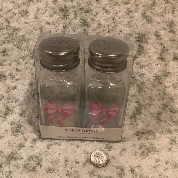 Willow & Reed Pink Ribbon Valentines Day Glass Salt Pepper Shaker Set NWT boxed - Picture 2 of 14